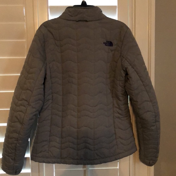North Face Women’s quilted jacket in grey with dark purple logo and lining - Picture 5 of 5